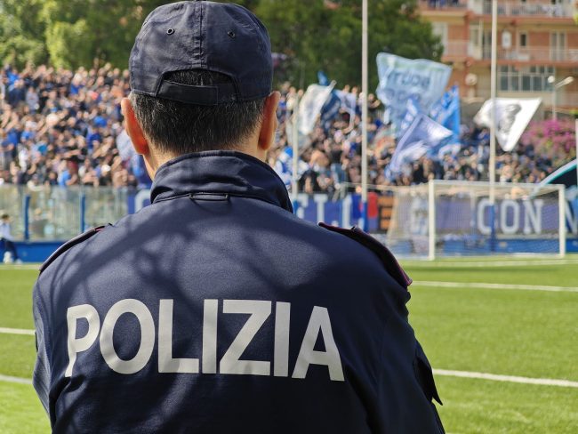 Calcio siracusano, l’arbitro lo espelle e lui lo prende a pugni