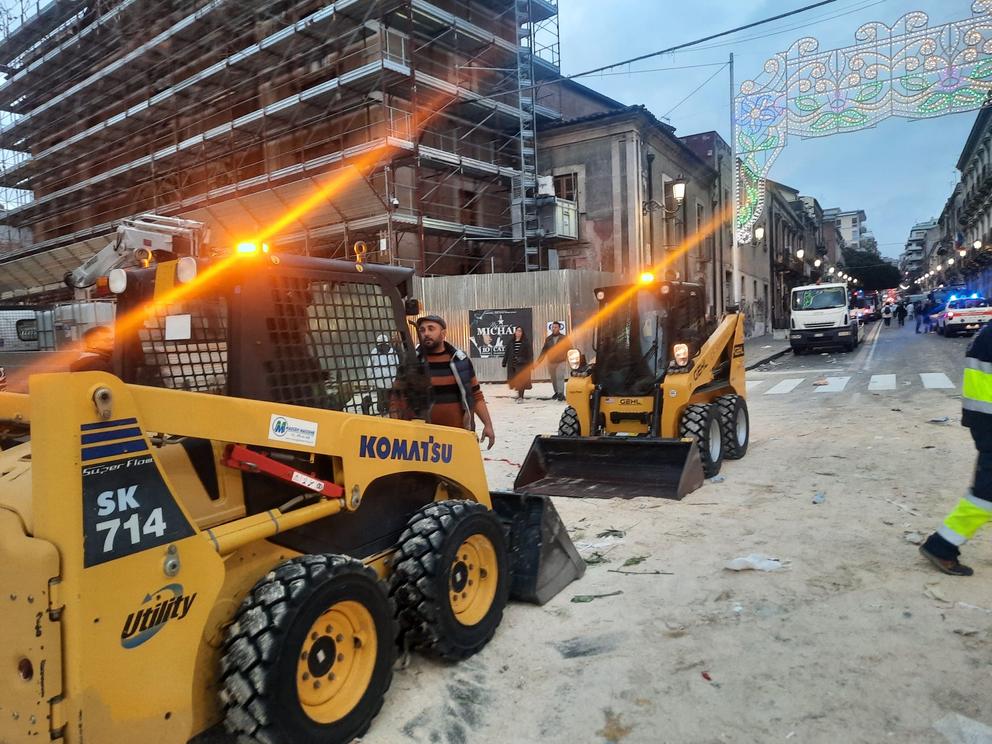 Rimozione della cera dopo la festa di Sant’Agata: Gema al lavoro