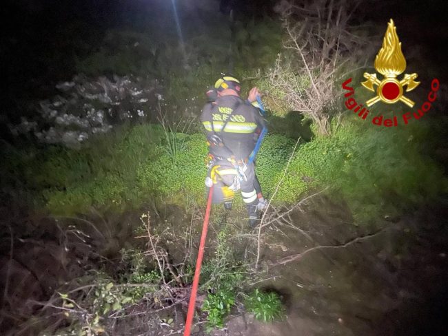 Scordia, soccorso 16enne bloccato su un costone roccioso