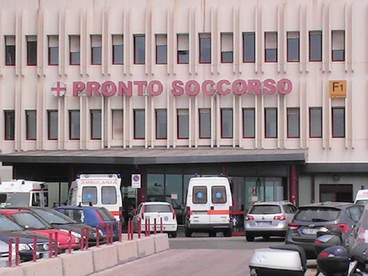 Mascali, 57enne precipita dal balcone mentre pulisce i vetri