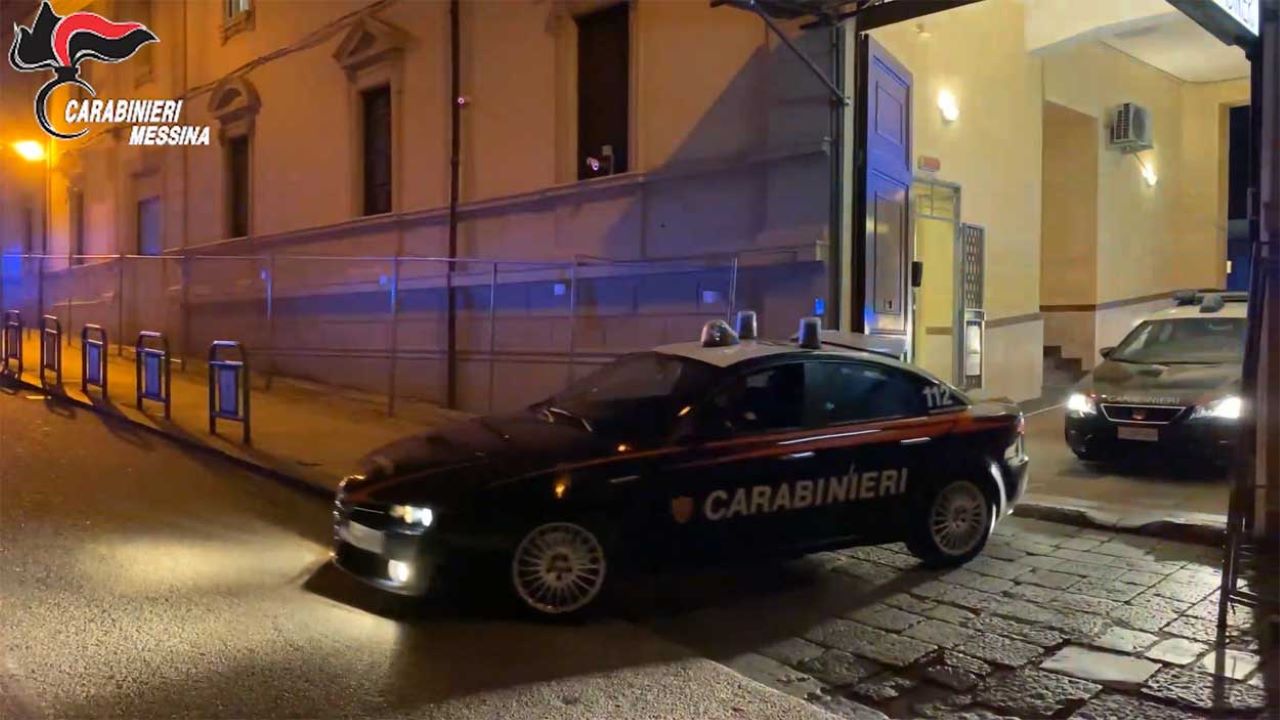 Messina, tentano di rubare in un supermercato: arrestati due giovani