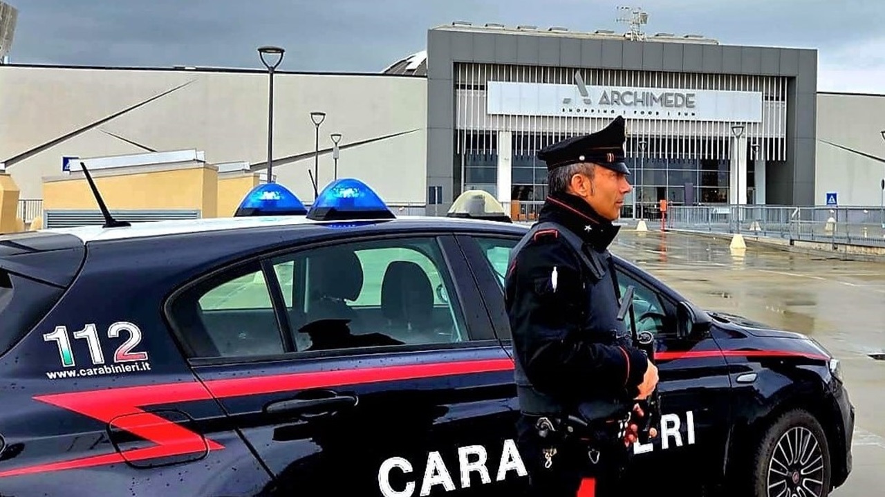 Ruba 10 bottiglie di champagne e si dà alla fuga, arrestato 18enne a Siracusa