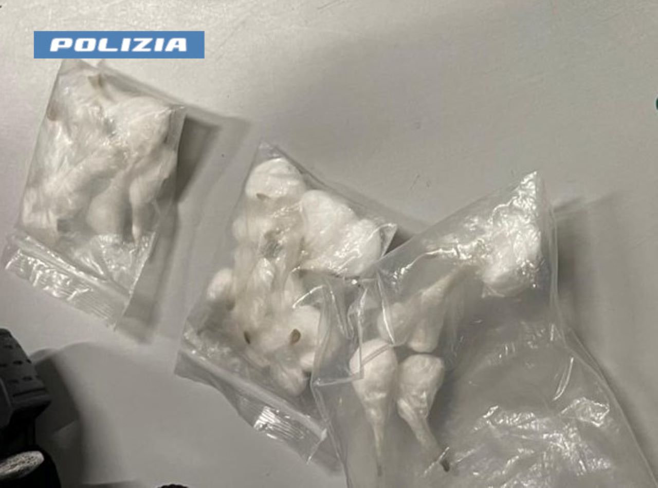 Catania, detenzione di droga e possesso di lampeggiante blu per eludere i controlli: arrestato 39enne