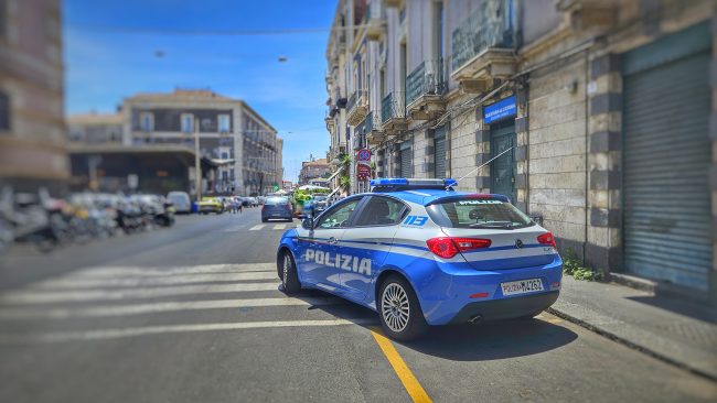 Tenta di bloccare il rapinatore e scatta la rissa: arrestato 38enne a Catania