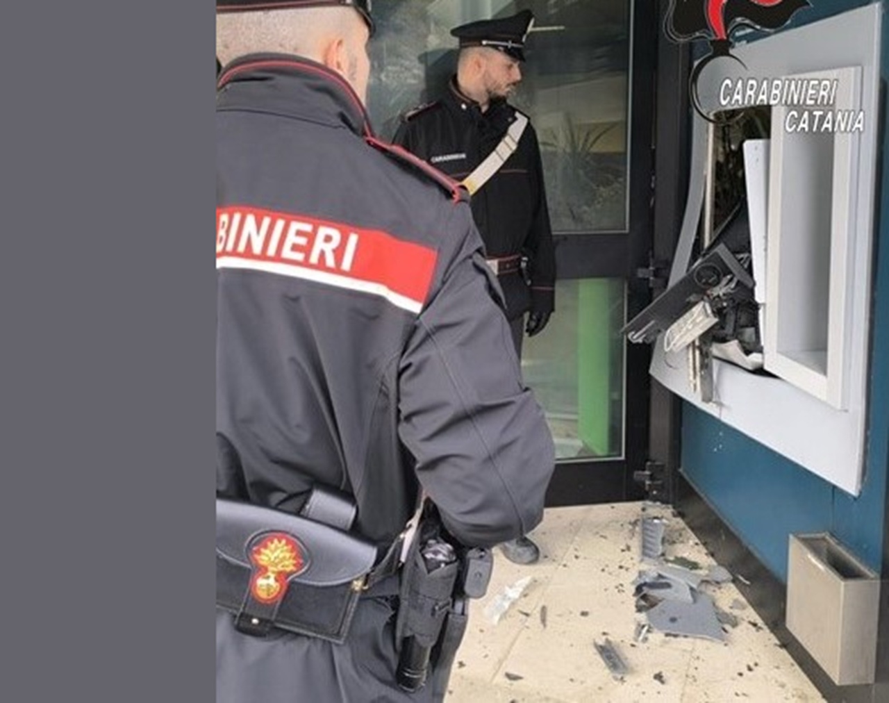 Martello e scalpello per scassinare un bancomat ma il piano va in fumo: arrestato 33enne