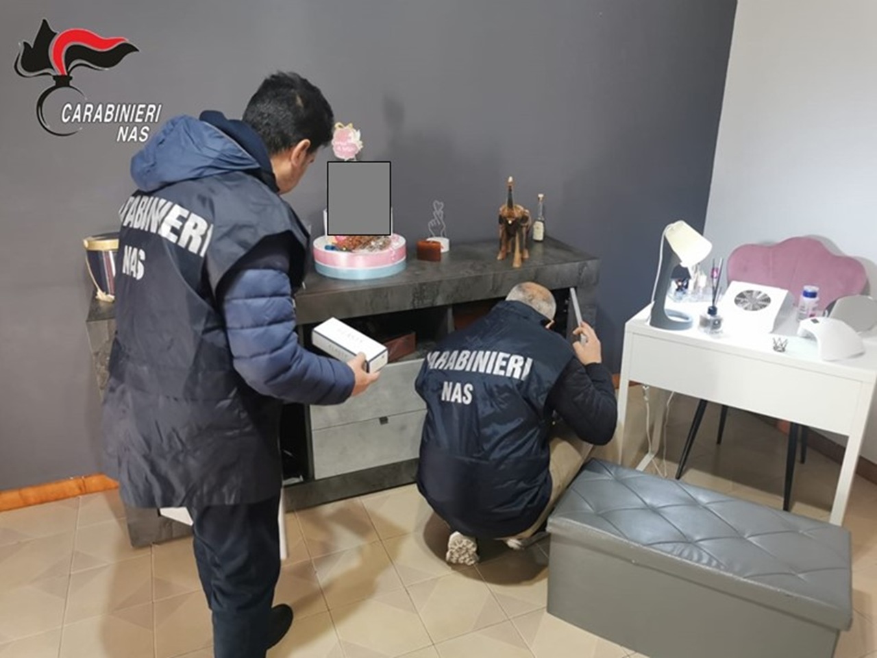 Estetista si spaccia per medico e inietta filler nelle labbra delle clienti: denunciata dai Nas