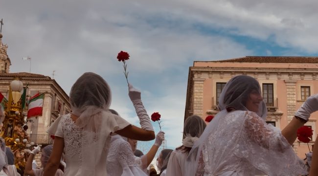 Le ‘Ntuppatedde: la folla incantata dal bianco mistero