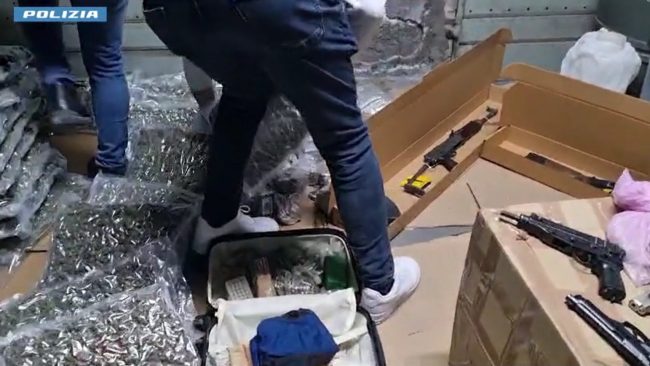 Blitz della polizia a Picanello, maxi sequestro di armi e droga