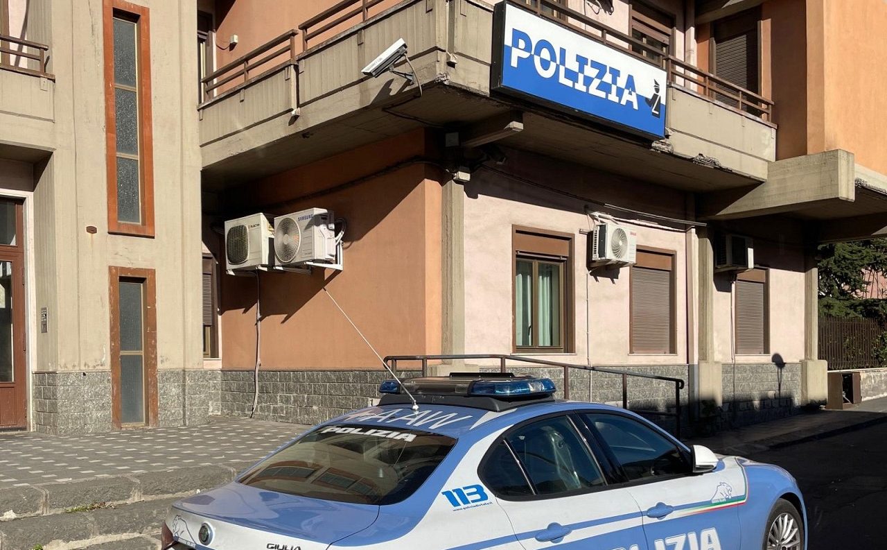 Bruciano parti di mobilio e un materasso in strada: denunciati due giovani ad Adrano