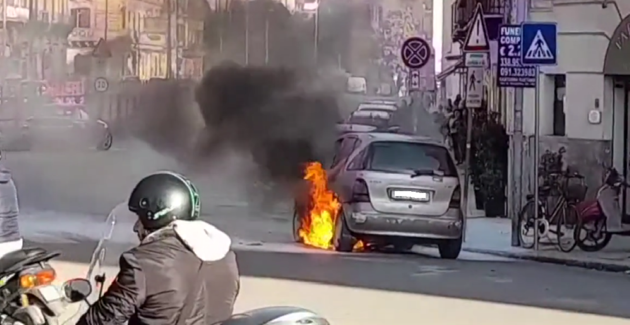 Palermo, auto prende fuoco a pochi passi dal Tribunale