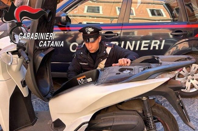 San Giovanni la Punta, cade dallo scooter ma il mezzo è rubato: denunciato 28enne