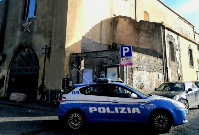 Acireale, lascia una traccia di sangue mentre ruba in chiesa: denunciato 32enne