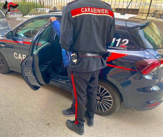 Sortino, donna maltrattata e minacciata per 3 anni dal convivente: vittime anche i due figlioletti