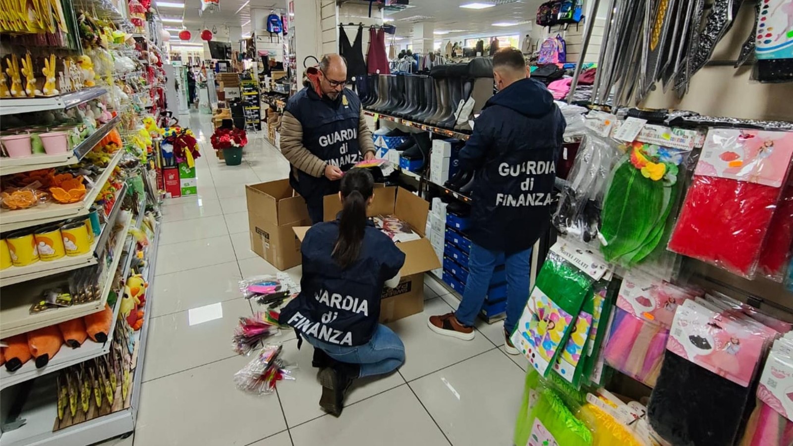 Controlli a Caltagirone: sequestrati oltre 3.500 prodotti di carnevale non sicuri