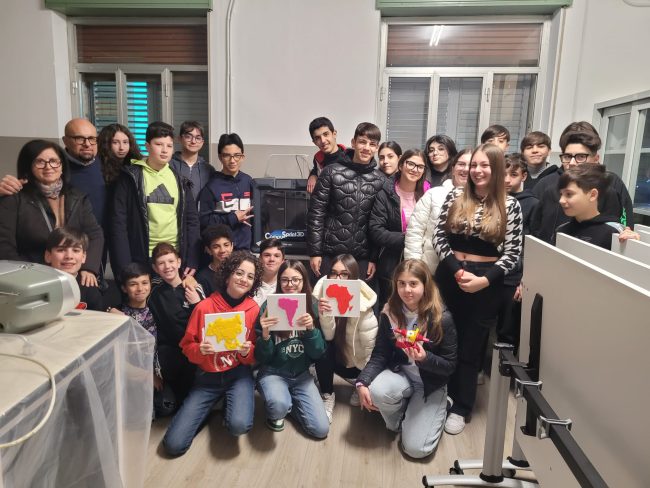 All’I.C. “Sante Giuffrida-La Mela” di Adrano la creatività prende forma grazie ai progetti PNRR DM65/23 “Alla scoperta delle STEM”