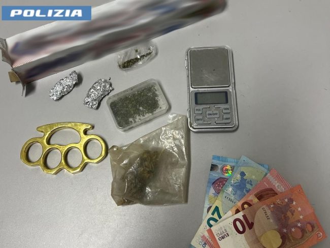 Adrano, denunciato 20enne per possesso di droga e armi
