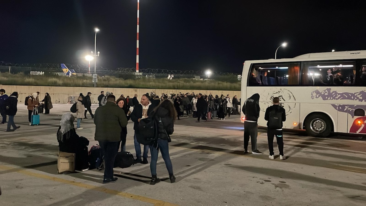Eruzione Etna: bus Ast trasferiscono passeggeri da Palermo a Catania. Deviati 32 voli
