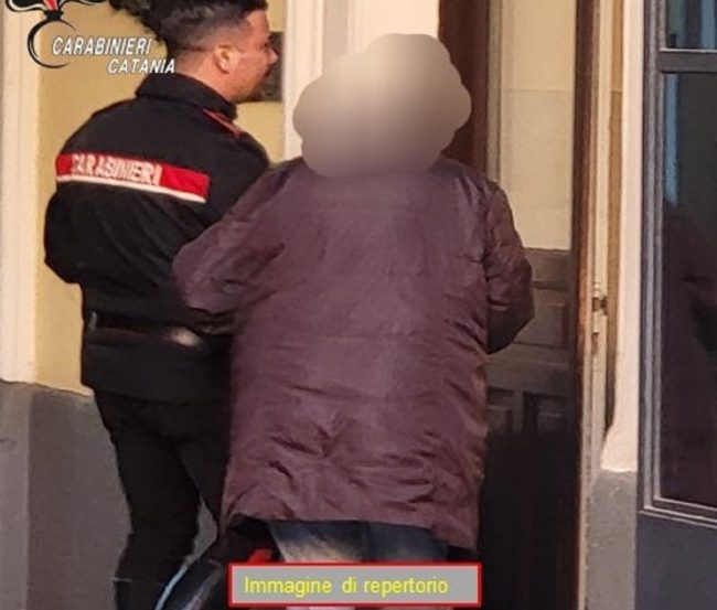 Catania, colpisce in testa la compagna con una pinza e tenta di strangolarla: arrestato 52enne