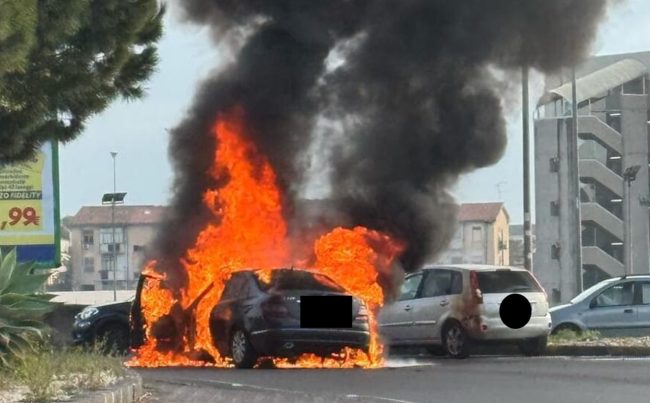 Auto in fiamme sulla Circonvallazione di Catania: traffico in tilt