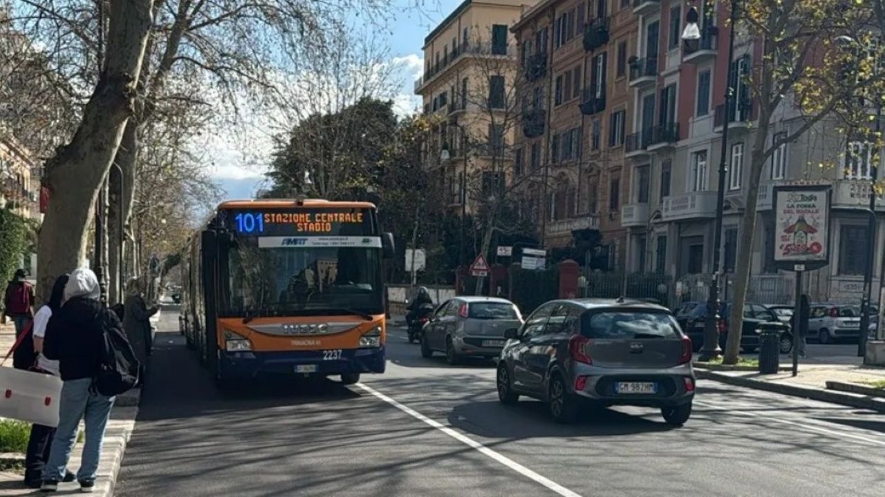 Incidente a Palermo, grave un uomo investito da un autobus