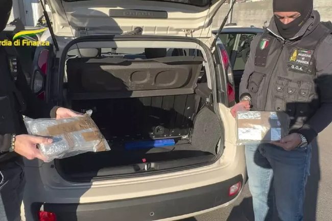 Catania, in auto con oltre 500mila euro di cocaina
