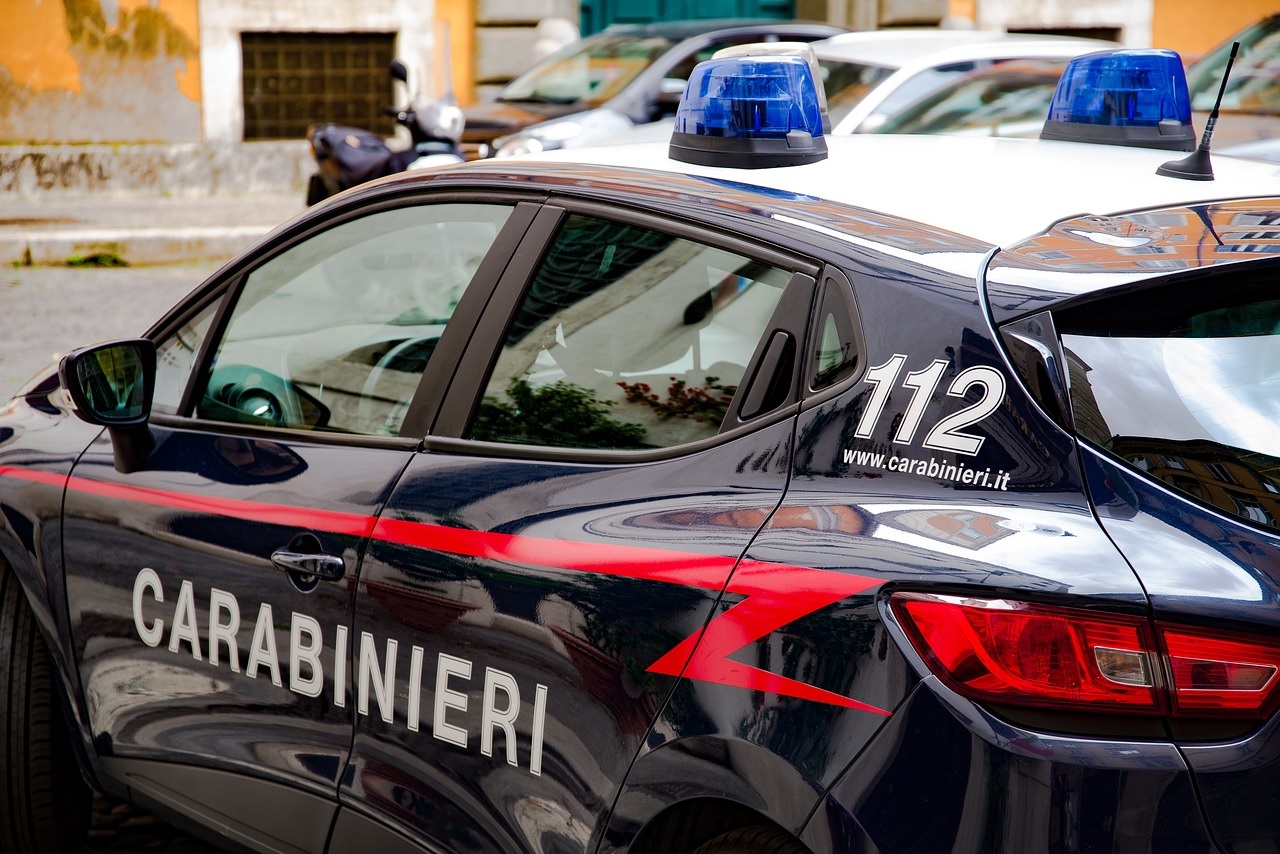 Autobus preso a colpi di pietre, i carabinieri arrivano troppo tardi