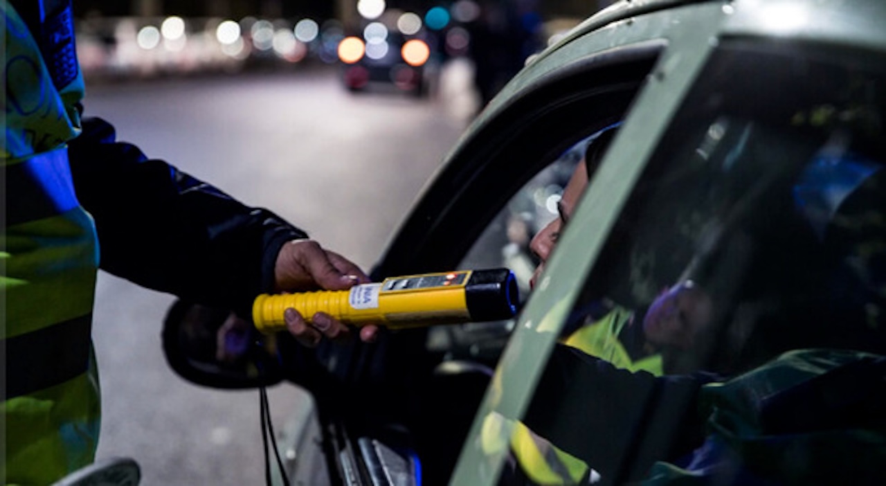 Catania, ubriaco al volante rifiuta l’alcoltest e aggredisce i poliziotti: arrestato