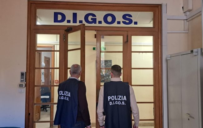 Ruba un’auto in centro a Catania e lascia uno zaino sospetto: arrestato