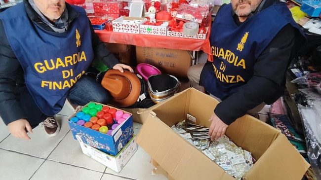 Sequestrati oltre 90.000 prodotti non sicuri in un negozio cinese del Catanese
