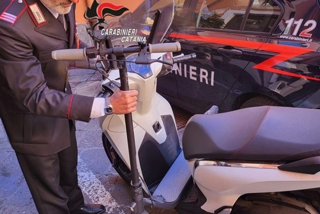 Catania, sfreccia al centro storico sullo scooter con un monopattino rubato
