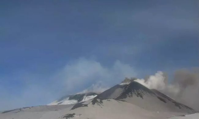 Continua l’attività esplosiva sull’Etna, ancora chiusi 3 settori all’aeroporto