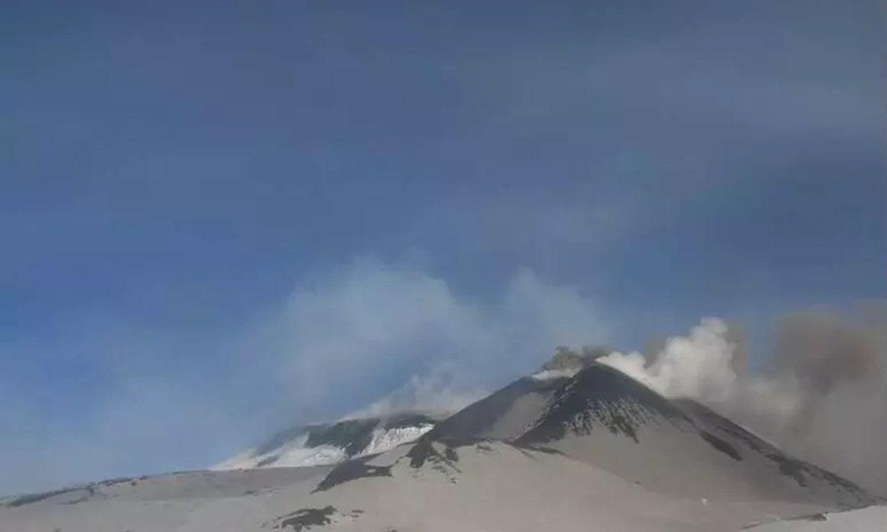 Continua l’attività esplosiva sull’Etna, ancora chiusi 3 settori all’aeroporto