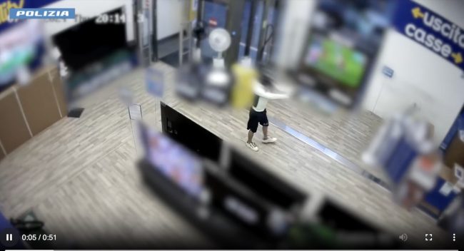 Catania, arrestato il rapinatore di Euronics: i colpi per rubare iPhone – VIDEO