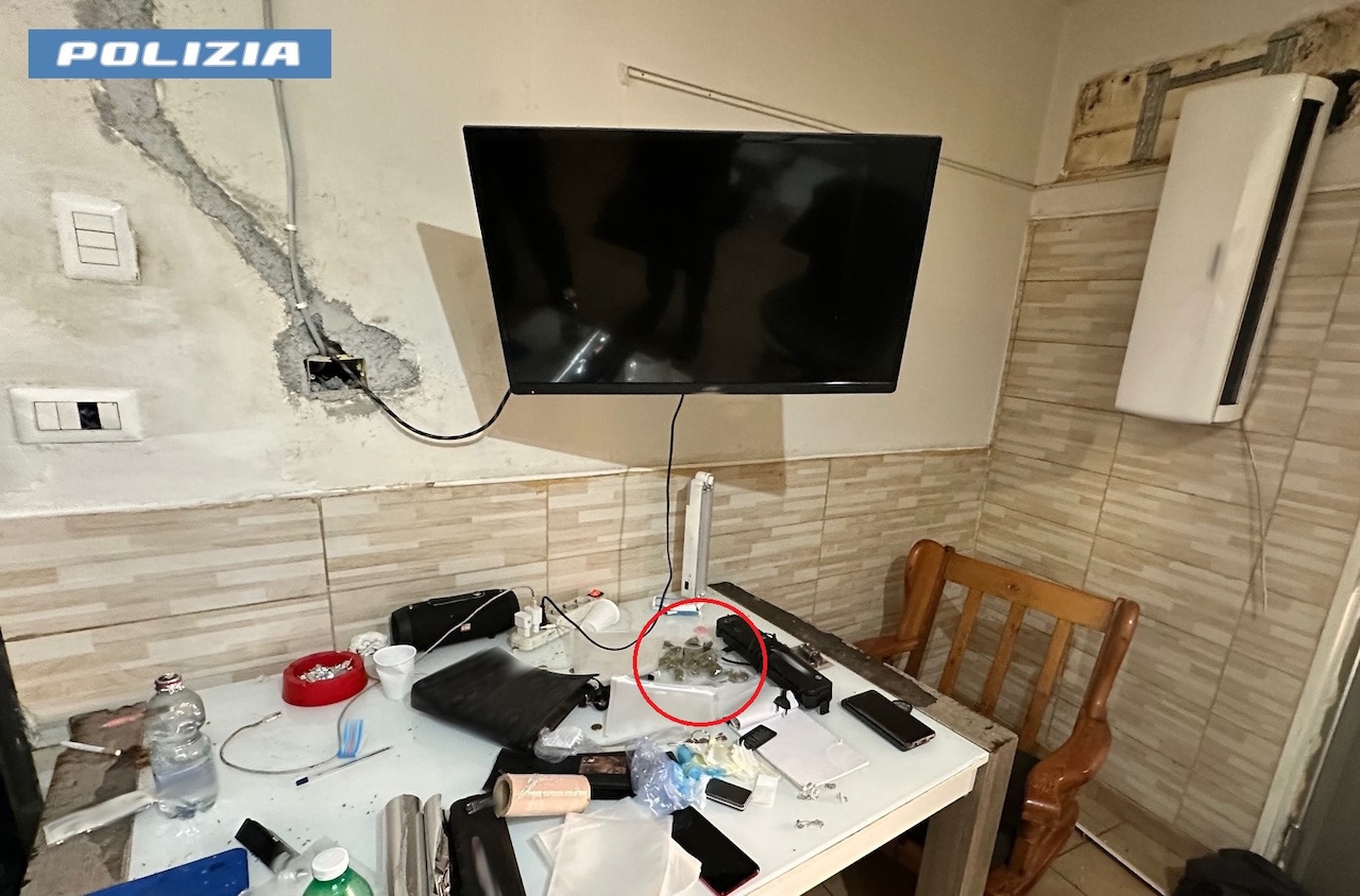 Catania, spacciatori tentano di disfarsi della droga ma dimenticano 19 dosi di marijuana: arrestati