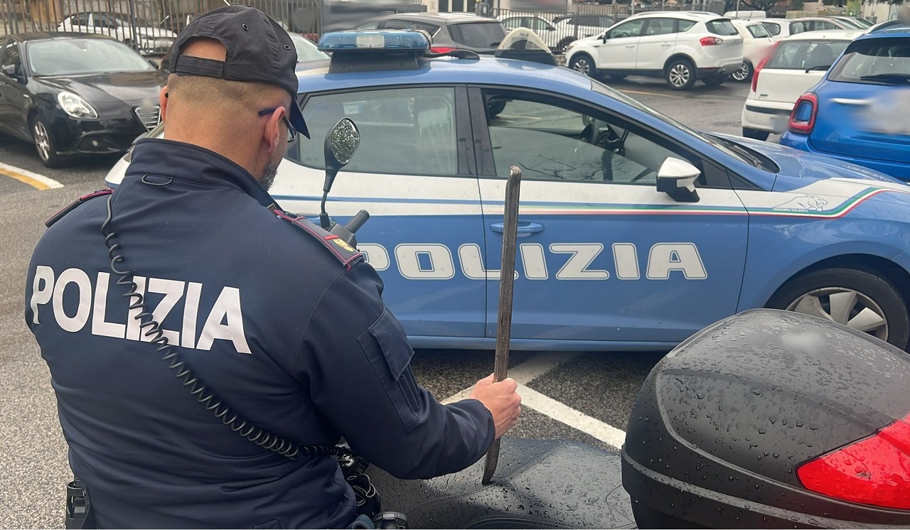 Catania, si aggirano tra le auto con un piede di porco: denunciati due giovani