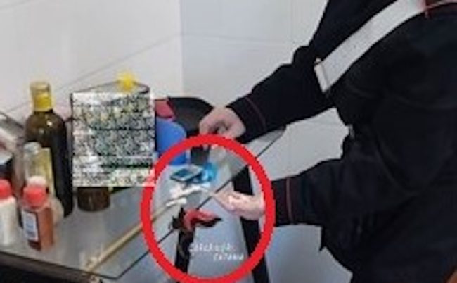 Due giovani del Catanese allestiscono una base di spaccio in casa