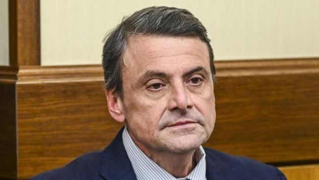 Calenda durissimo contro l’autonomia siciliana: “Esperimento fallito, lo Stato intervenga”