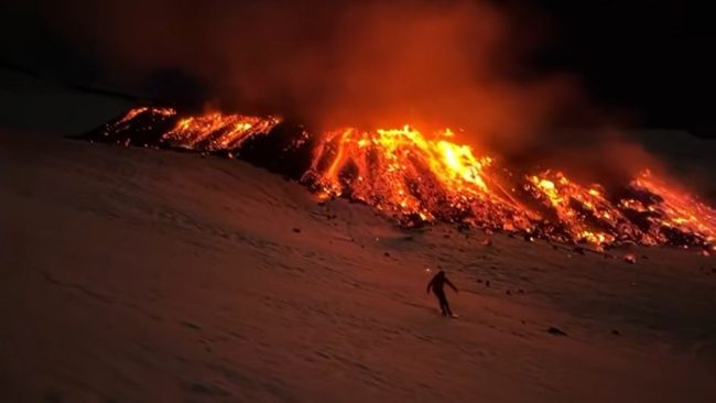 Sciare sull’Etna durante la colata di lava: quali rischi per uno spettacolo affascinante tra neve e fuoco