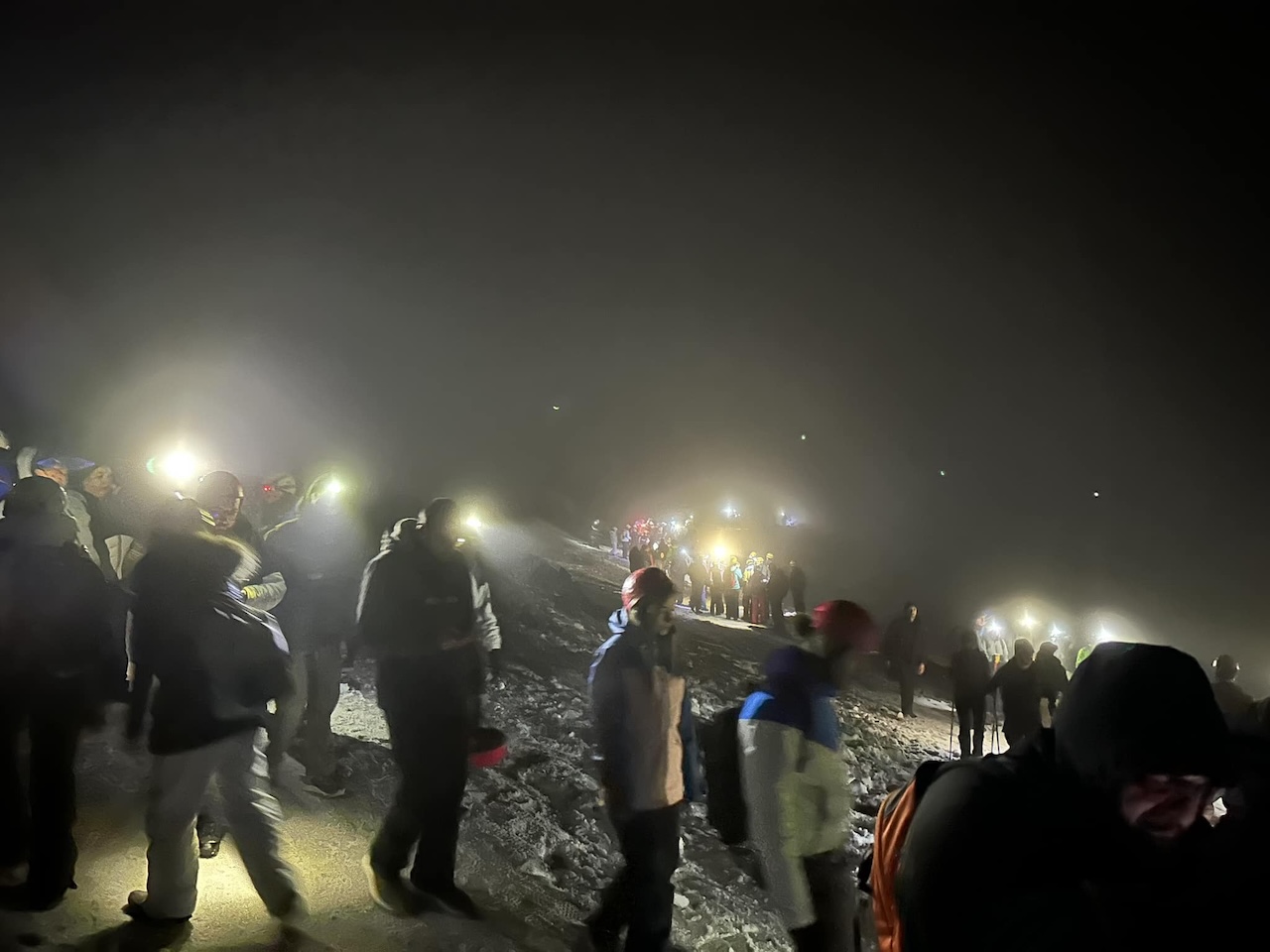 Eruzione Etna, folla di curiosi blocca la circolazione: intervento della Protezione civile