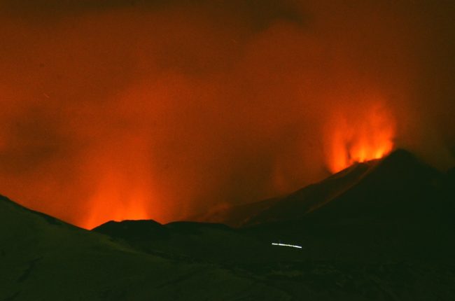 Etna nuovamente in eruzione, terremoto con epicentro a Battiati nella notte