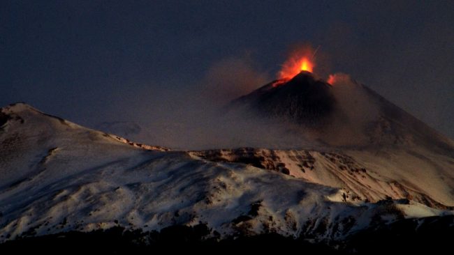 Etna: attività stromboliana dal cratere di Sud-Est