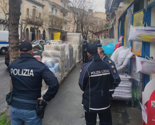 Catania, allestito un “market abusivo” sul marciapiede in via Plebiscito
