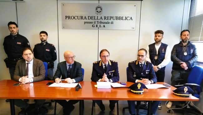 L’operazione a Gela, tra i clienti anche professionisti locali. Documentate oltre 770 cessioni di cocaina