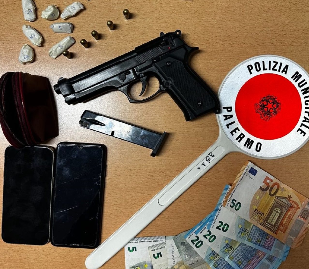 Arresto a Palermo, fermato un 23enne con droga e una pistola