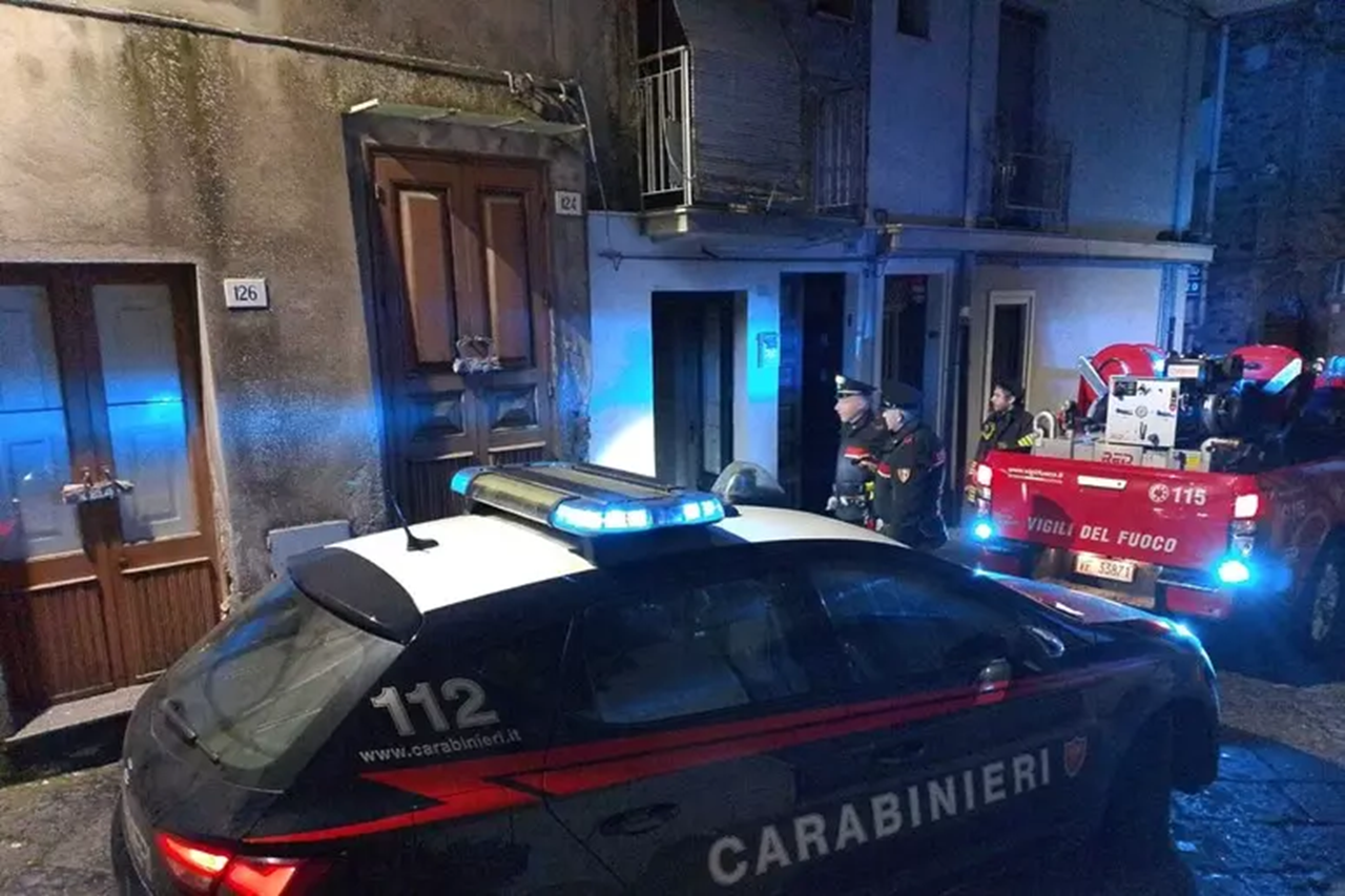 Incendio in casa a Bronte, salvato invalido 71enne