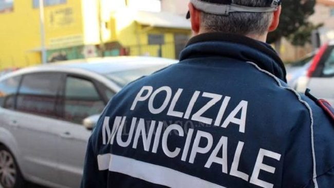 Palermo, ubriaca alla guida si schianta su cinque auto parcheggiate