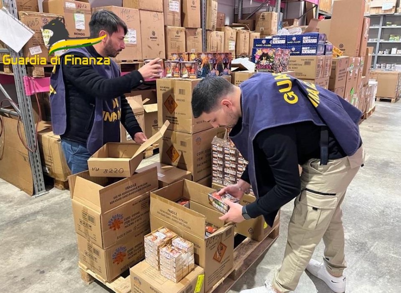 Palermo, maxi sequestro di 3 milioni di articoli contraffatti scoperti in un capannone