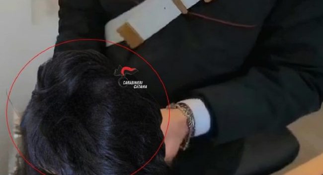 La cocaina nascosta sotto il parrucchino: il “comico” arresto a Catania