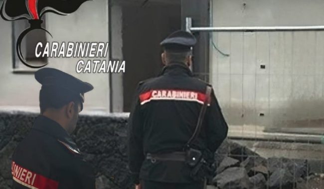 Costruisce due ville abusive a Pedara: tre denunce 