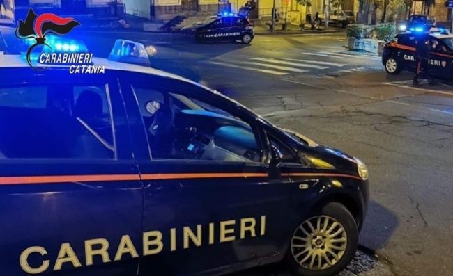 Catania, 2 pregiudicati beccati tra le auto in sosta